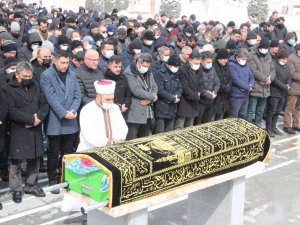 Hayatını Kaybeden Genç Hemşire Karnındaki Bebeğiyle Defnedildi
