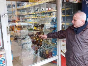 700 Liralık Camı Kırıp, İçeriden Bozuk Para Çaldı