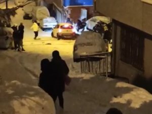 İ̇stanbul’da Feci Kaza: Kayan Otomobil Sokakta Yürüyenlere Çarptı