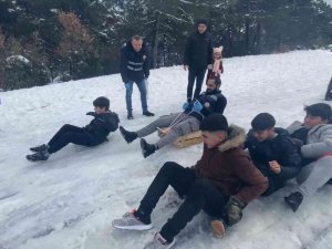 Sultanbeyli Belediyesi Çocukların Kar Sevincine Ortak Oldu