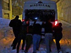 Mahsur Kalan Minibüsü Vatandaşlar Kurtardı
