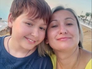 Rus Bombardımanında Ölen Ukraynalı Anne Ve Oğul Yaşadıkları Sitenin Bahçesine Gömüldü