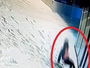 Bursa’da Buzda Ayağı Kayıp Düştü, O Anlar Kamerada