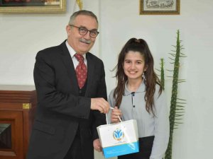 Birinci Olan Öğrencileri Tebrik Etti