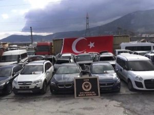 İ̇zmir’de Oto Hırsızlık Şebekesine Eş Zamanlı Operasyon: 6 Gözaltı