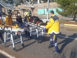 Yolcu Minibüsü Buzlanma Nedeniyle Devrildi: 3 Yaralı