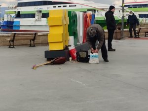 Laf Atma Tartışmasında Sokak Sanatçısının Sazı Kırıldı