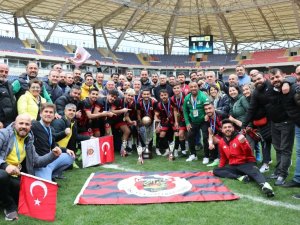 Gölcük İ̇şitme Engelliler Spor Kulübü Şampiyonluk Kupasını Aldı