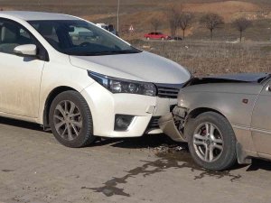 İ̇ki Otomobil Kafa Kafaya Çarpıştı: 2’si Çocuk 4 Yaralı