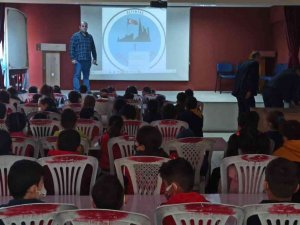 Altıntaş’ta Öğrencilere Tarım Eğitimi Veriliyor