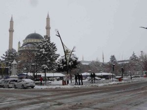 Mart Ayının Ortasında Yağan Kar 230 Köy Yolunu Ulaşıma Kapattı