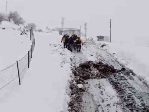 Siirt’te Kar Yolları Kapattı, 75 Yaşındaki Hasta İçin Ekipler Seferber Oldu