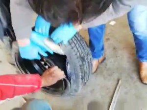 Araç Lastiğinde Uyuşturucu Sevkiyatı Yapanlar Polisten Kaçamadı