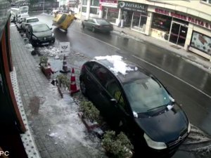 Hatalı Çıkış Yapan Otomobile Ticari Taksi Çarptı
