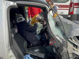 Duran Tıra Arkadan Çarpan Aracın Sürücüsü İçin Seferber Oldular