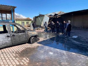 Garajda Çıkan Yangında Hafif Ticari Araç, Traktör Ve 4 Motosiklet Kullanılamaz Hale Geldi