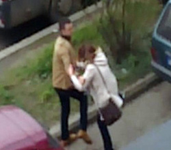 Genç sevgililer sokak ortasında tekme tokat kavga etti VİDEO İZLE