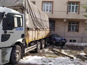 Küçükçekmece’de Feci Kaza Kamerada: Freni Boşalan Kamyon Sürüklediği Otomobille Birlikte Binaya Çarptı