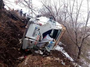 Minibüs İle Otomobil Çarpıştı: 17 Yaralı