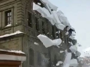 Kar Kütlesi Demir Korkulukları Yerinden Söktü