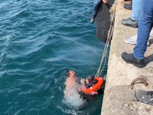 İ̇skelede Yürüyen Kadın Dengesini Kaybedip Denize Düştü