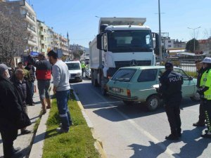 Kamyon Önüne Aldığı Aracı Metrelerce Sürükledi