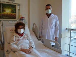 20 Yıldır İdrar Yapmakta Zorlanan Kadına Ağız Mukozasından İdrar Yolu Yapıldı