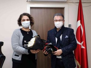 Eyüpsultan’da Sağlık Çalışanlarının Bayramı Çiçeklerle Kutlandı