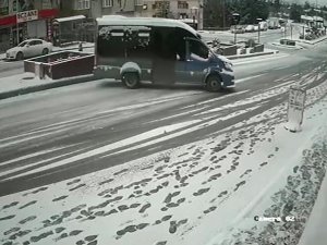 Sürücülerin Buzlu Yollardaki Ecel Terleri Güvenlik Kameralarına Yansıdı