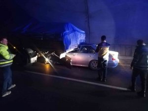 Amasya’da Otomobil Tıra Arkadan Çarptı: 2 Yaralı