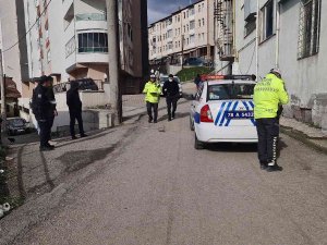 Geri Geri Gelen Aracın Altında Kalan Yaşlı Kadın Ağır Yaralandı