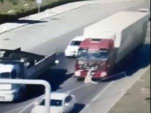 Antalya’da Tırın Altında Kalan Yaşlı Adam Hayatını Kaybetti