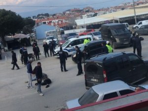 Ayvalık’ta Motosiklet Ticari Araçla Çarpıştı: 2 Yaralı