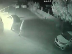 Adana’da Park Halindeki Aracı Ateşe Veren Şahıs Kameralara Takıldı