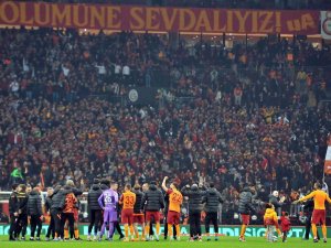 Galatasaraylı Futbolcular, Derbi Galibiyetini Taraftarlarla Kutladı