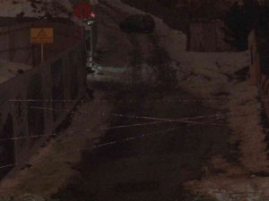 Gaziosmanpaşa’da Kar Ve Buz Kaplı Yokuşta Otomobil Kaldı