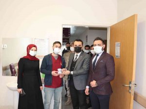 Kaymakam Çelik’ten Sağlık Çalışanlarına Hediye