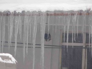 Çatılarda Oluşan Buz Sarkıtları Tehlike Saçıyor