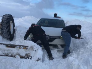 Kar Ve Tipiden Kapanan Yolda Mahsur Kalan Kuveytli 2 Turist Kurtarıldı