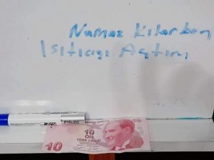 Namaz Kılmak İçin Camide Elektrikli Isıtıcıyı Çalıştıran Gençten İç Isıtan Hareket