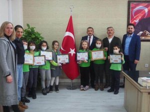 Türkiye Ve Dünya Birincisi Unvanlı Öğrenciler Başarılarını Müdür Erdoğan İle Paylaştı