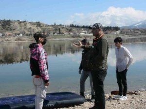 Adrenalin Olsun Diye Şişme Yatakla Baraj Gölüne Girdiler