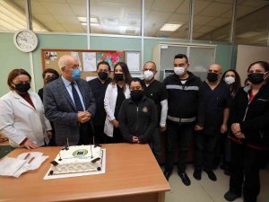 Yaşar, Sağlık Personeliyle Birlikte Pasta Kesti