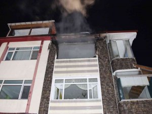 Kocaeli’de 3 Katlı Binada Yangın Çıktı, Bir Kişi Dumandan Etkilendi