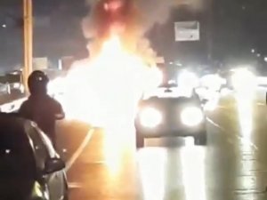 Çekmeköy’de Yanan Araç, Alev Topuna Döndü