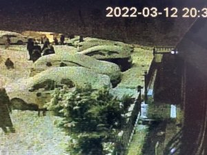 İ̇stanbul’da Karda Dehşet Anları Kamerada: Otomobil Kayan Çocukların Arasına Daldı