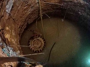 12 Metre Derinliğinde Kuyuya Traktörü İle Düştü, Yüzerek Çıktı