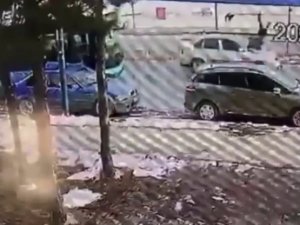 Saldırgan Köpekten Kaçan Çocuğa Otomobil Çarptı