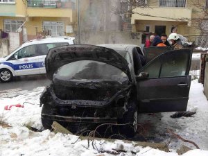 Sancaktepe’de Park Halindeki Otomobilin Yandığı Anlar Kamerada