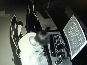 İ̇nternet Kafedeki Klavye Ve Fareyi Böyle Çaldılar